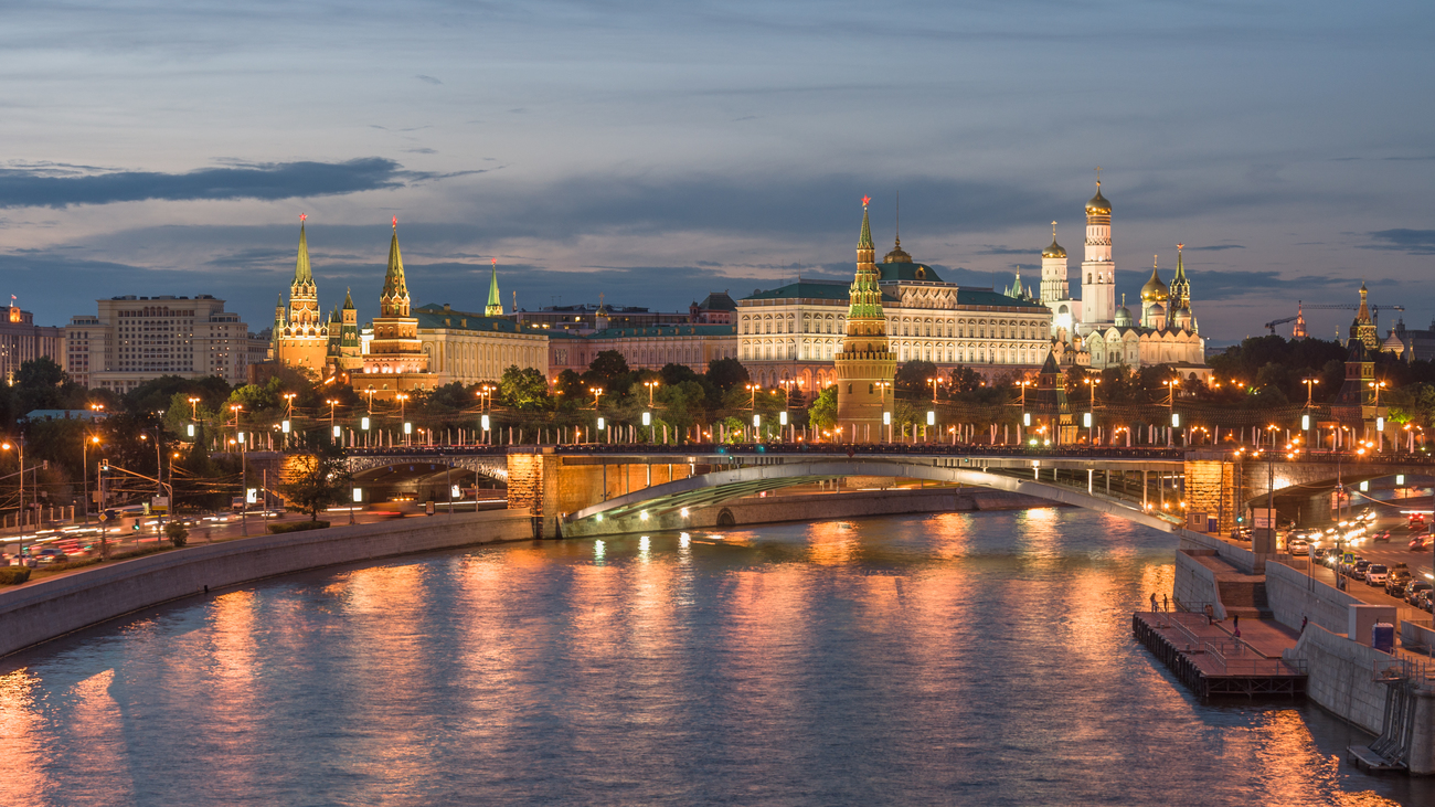 Москва бесплатная московского. Вид на МГУ С Патриаршего моста. Москва в настоящем. Красивые города мира Москва. Кремль обложка.