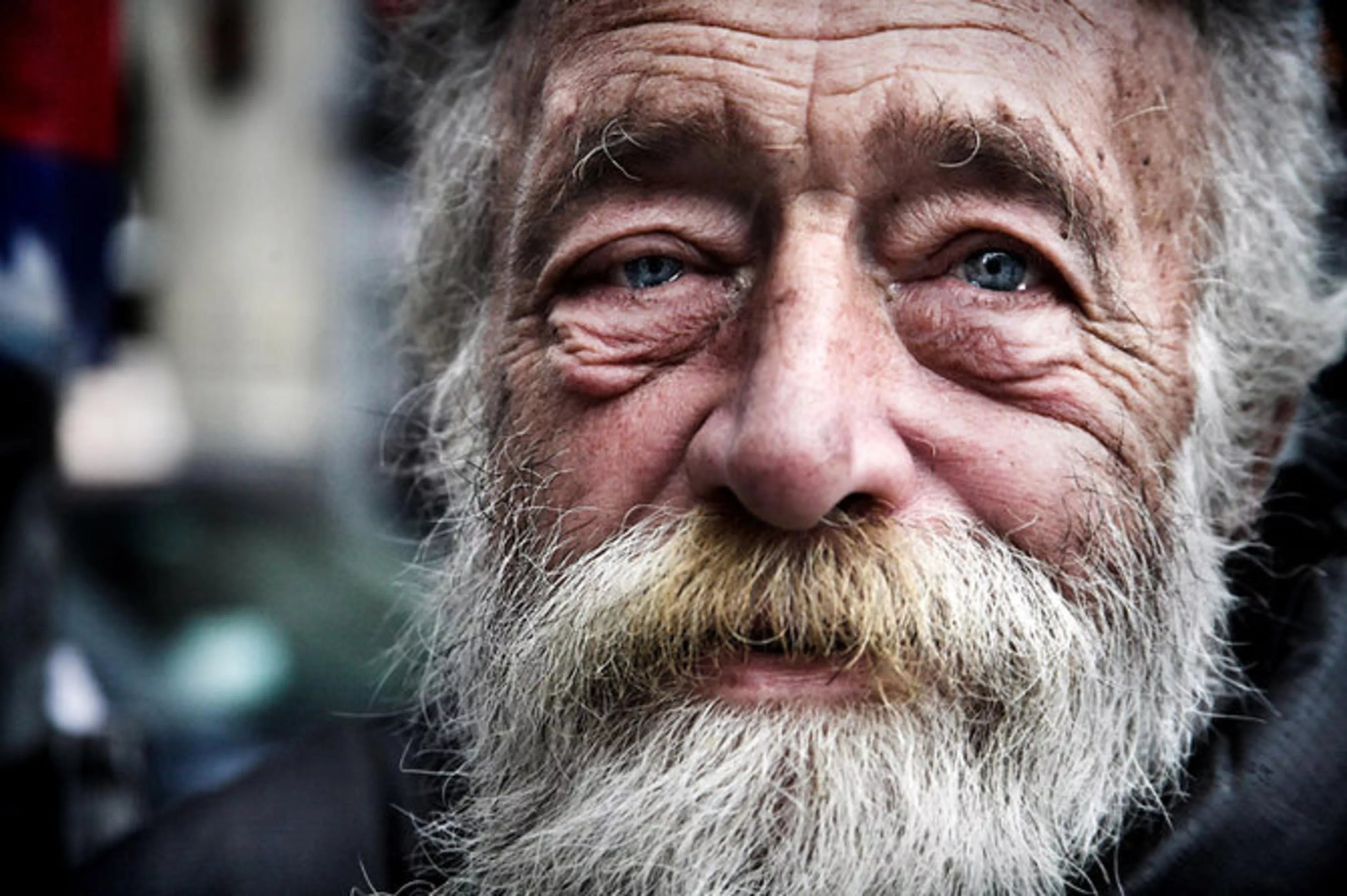 Говорят что добрые глаза. Старик. Бездомный старик. Добрые глаза. Старик бомж.