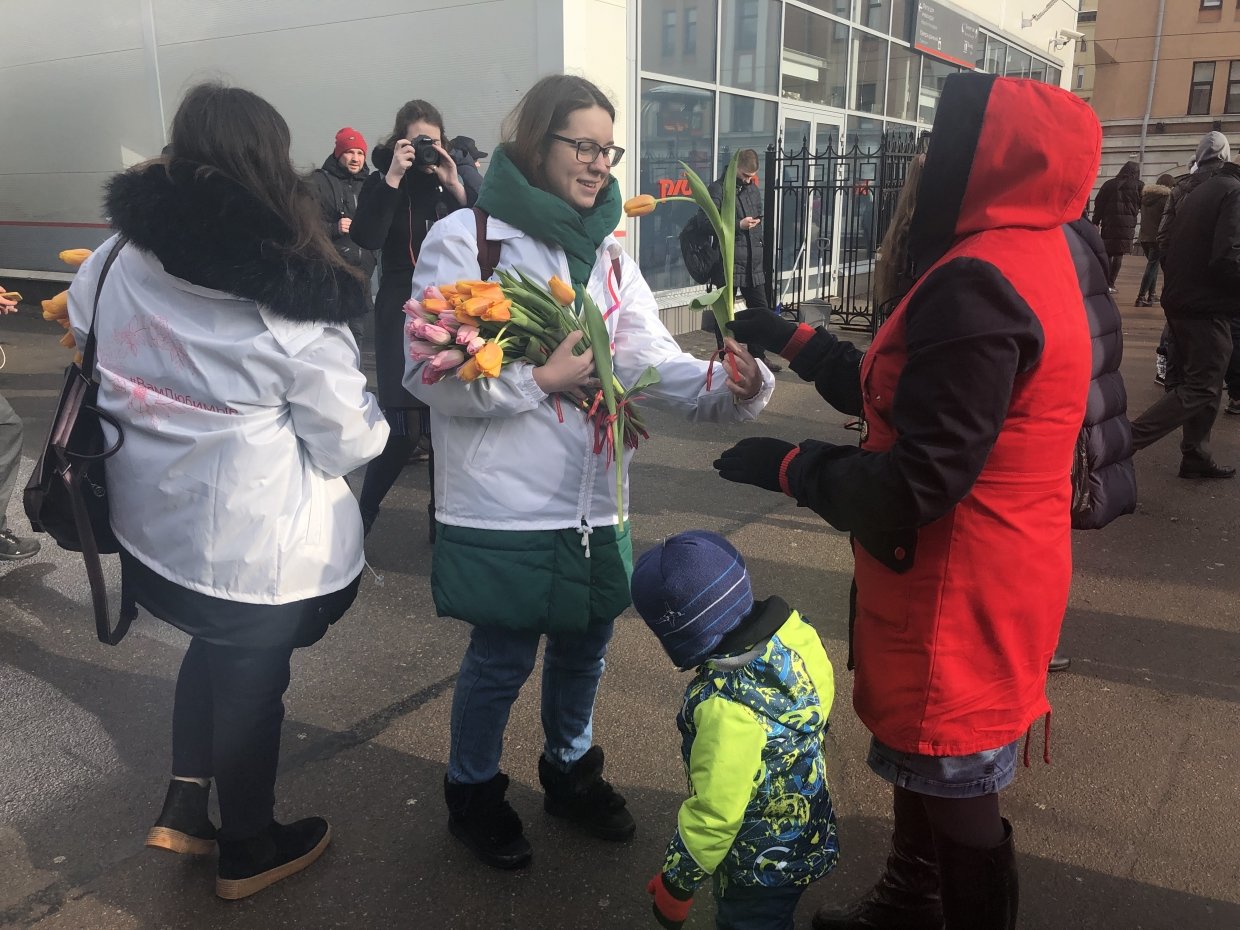 Волонтеры цветы. Волонтер вокзала. Волонтеры дарили цветы. Волонтеры в метро. Волонтерство в Петербурге.