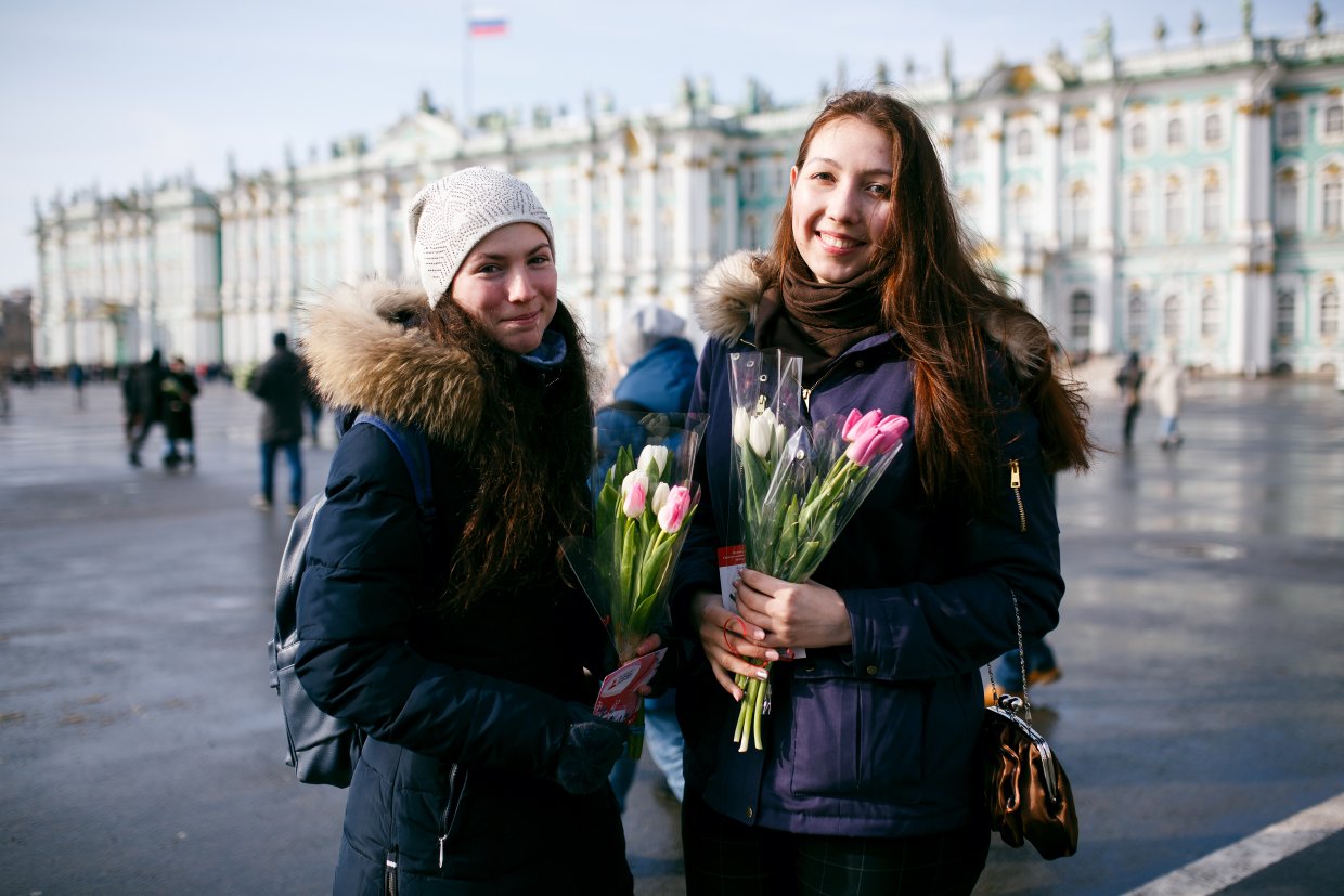 8 ноября спб. Красивые петербурженки. Женщина в Питере. Молодежь на улицах Питера. Петербурженки на улице города.