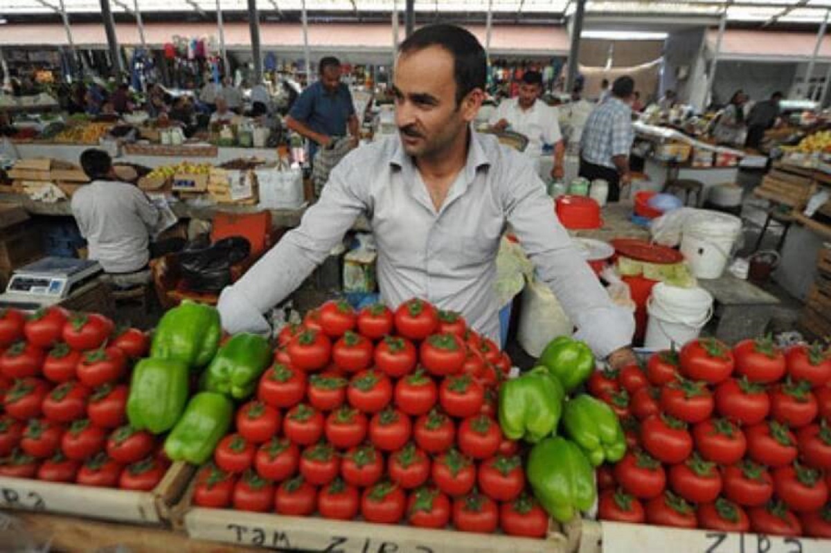 Грузин апельсин. Торговец помидорами на рынке. Азербайджанцы на рынке. Овощи на рынке. Овощной рынок.