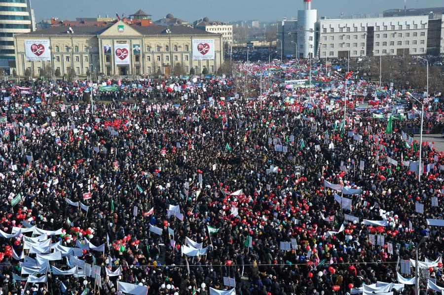 Чеченцы численность населения. Грозный население. Население Чечни. Чеченская Республика население. Чеченский митинг.