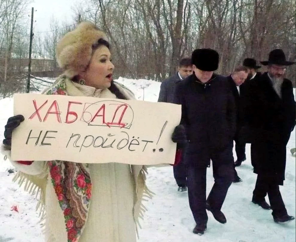 С плакатом пермячка Елена Зыкина. С плакатом пермячка Елена Зыкина.