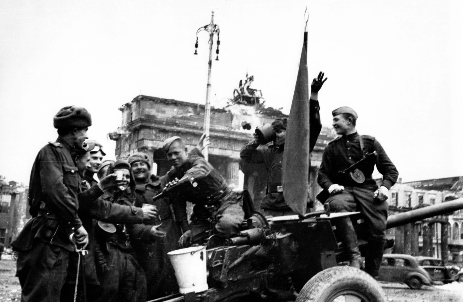 Военная хроника 1945. Советские солдаты в Берлине 1945. Солдаты в Берлине май 1945. ВОВ победа Берлин 1945. Солдаты танцуют Берлин 1945.