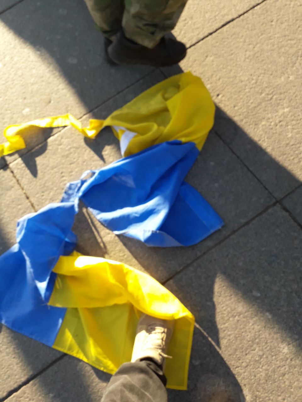 Украина разрыв. Грушевский флаг Украины. Флаг бандеровцев на Украине. Рваный флаг Украины. Фотографии флага Украины.