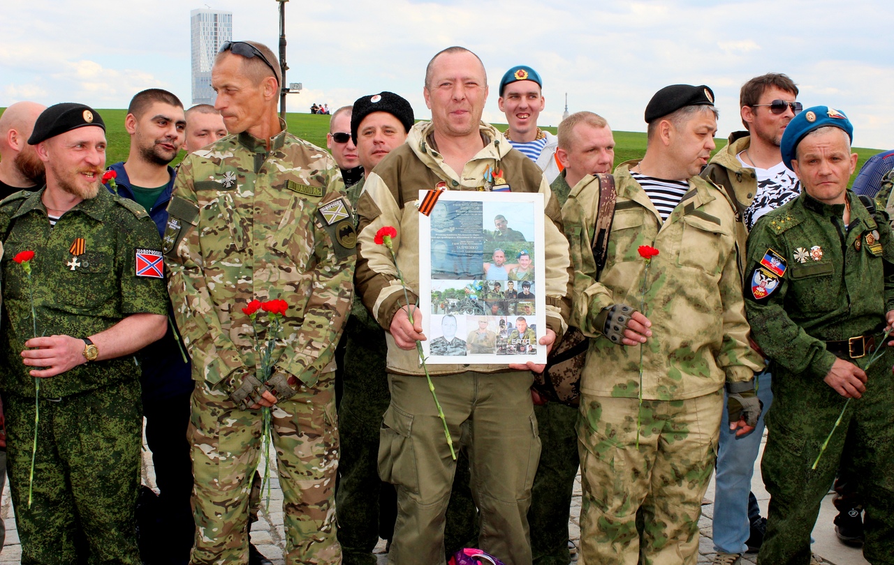 Ли пойти добровольцем. Добровольческие группы военных. Сирийские добровольцы. Добровольцы в военкомат. Волонтёры Донбасса в Москве.