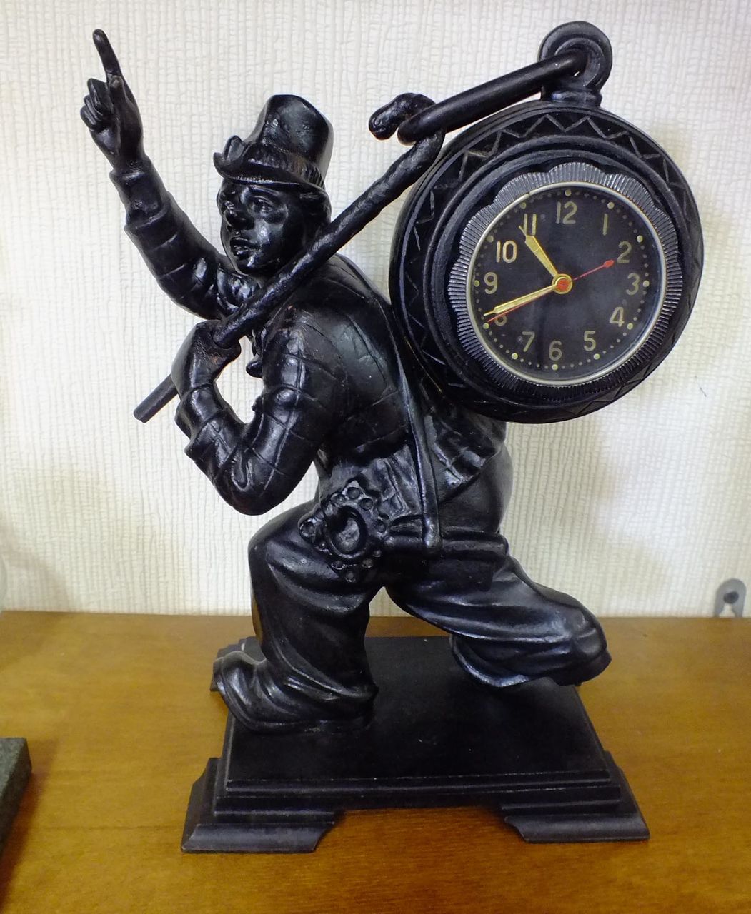 Чугунные часы. Часы статуэтка. Часы Часовщик чугунные. Чугунные статуэтки часы. Советские статуэтки и часы.