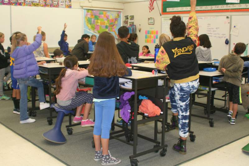 Учиться стоя? Использование столов для работы стоя в американской школе