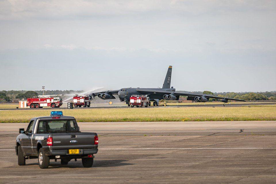 Перехват российским су 27. B52 в аэропорту.