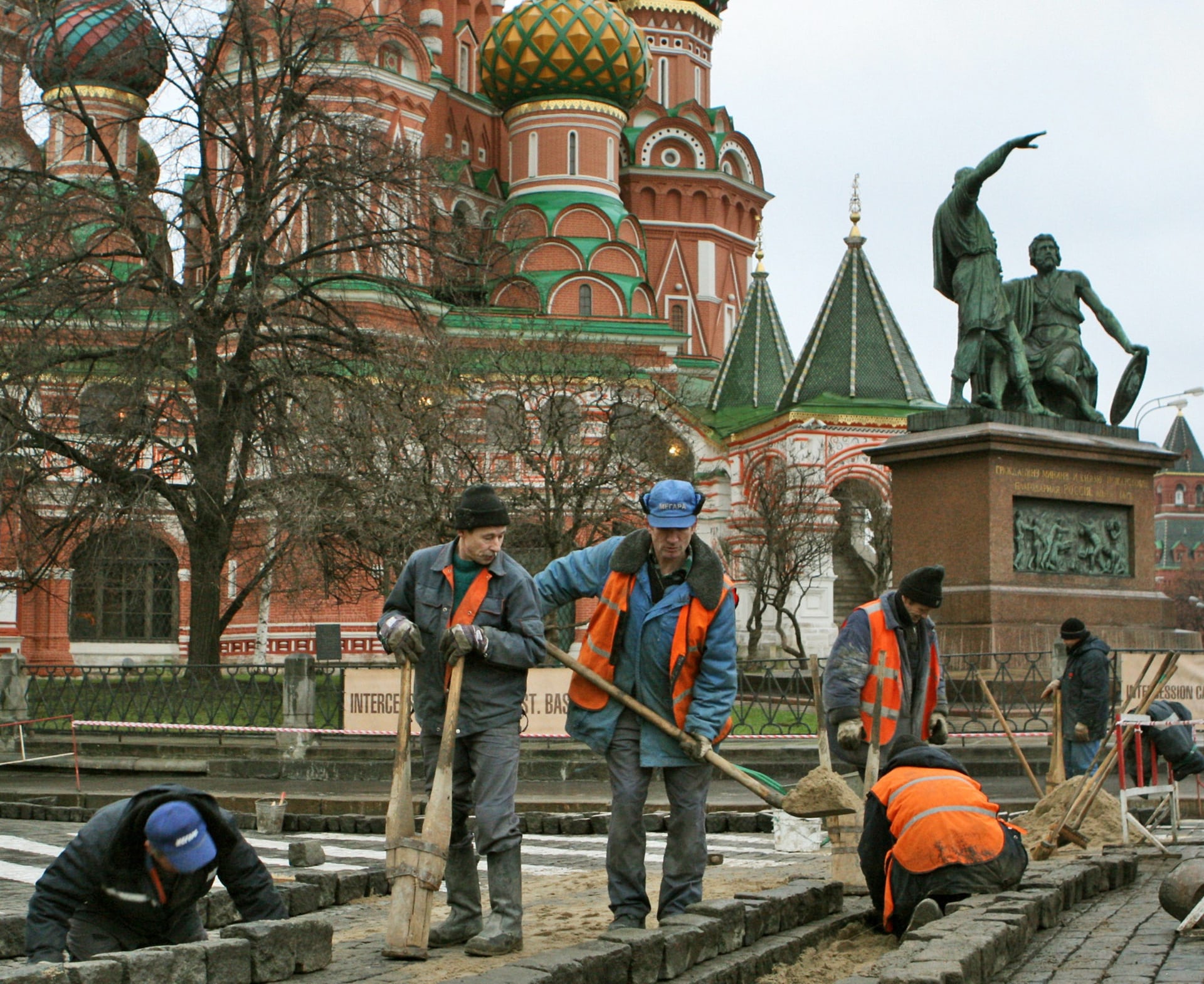 Трудовые мигранты москва. Гастарбайтеры в Москве. Гастарбайтеры в России. Таджики в Москве. Трудовые мигранты в Москве.