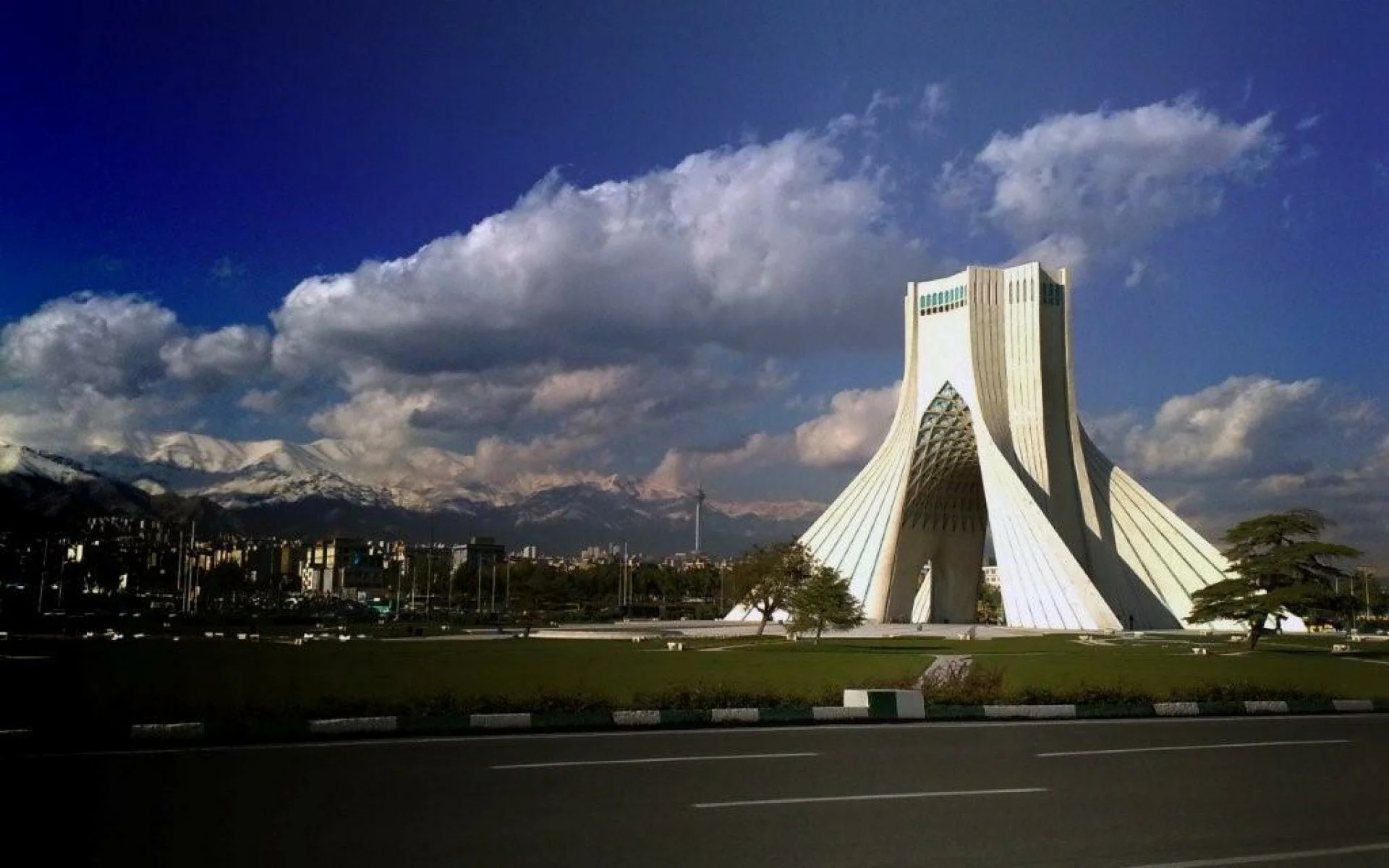 Тегеран. Иран Тегеран. Тегеран столица. Дворец Азади. Тегеран архитектура города.