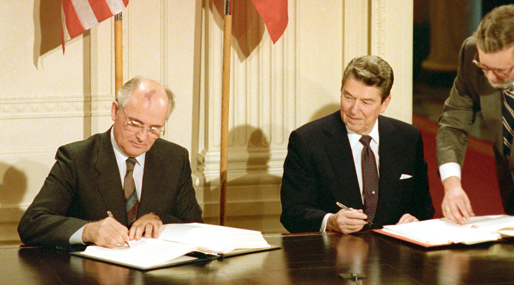 Выход сша из договора по про. Горбачев Рейган 1987 ДРСМД. Рейган Горбачев Вашингтон 1987. В 1987 Рейган и Горбачев подписали.