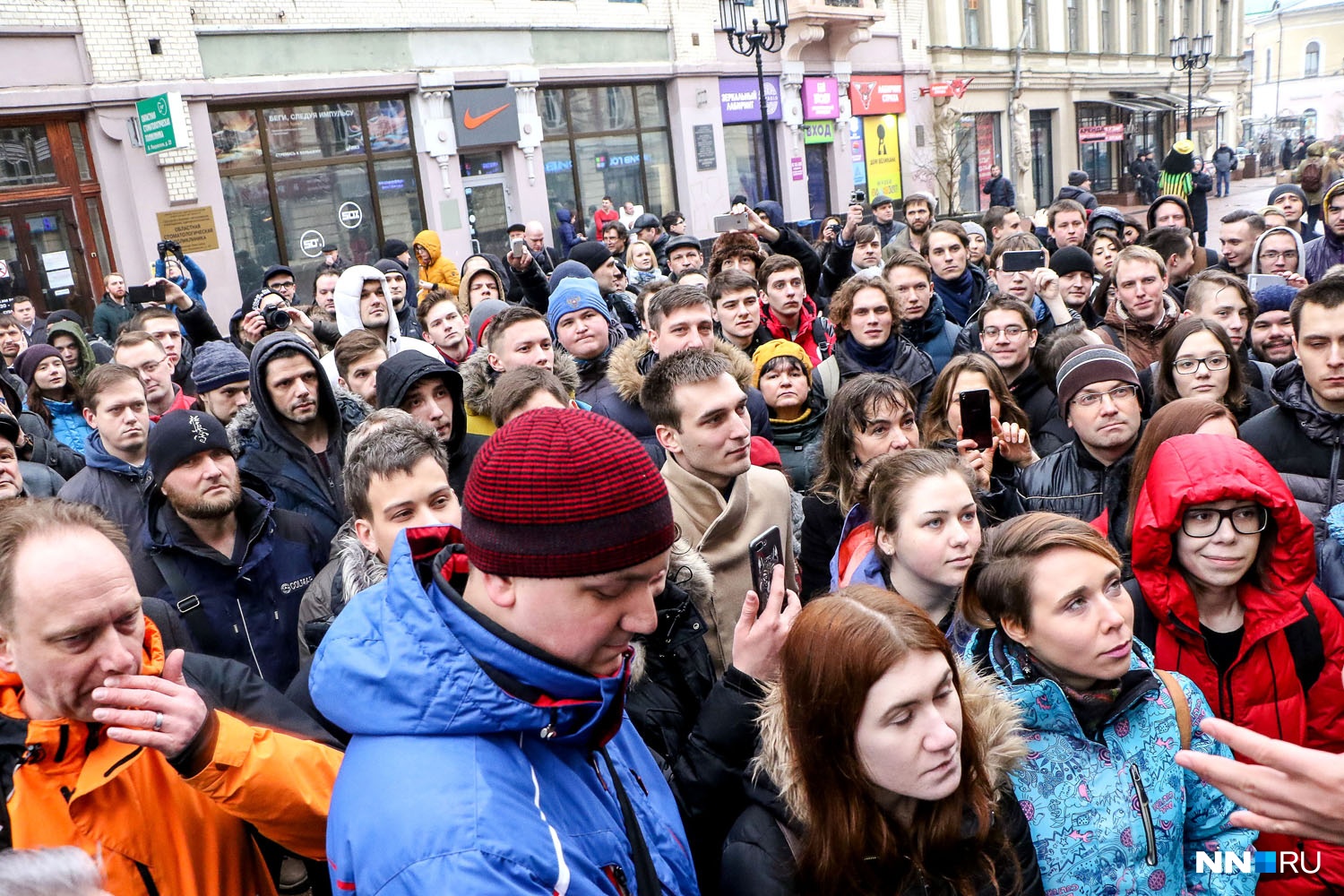 Организаторами митингов могут быть граждане достигшие возраста. Навальный в толпе. Что кричит толпа на митингах. Общественное недовольство. Толпа молодёжи за Новального.