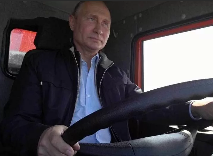 Путин едет за рулем на камазе
