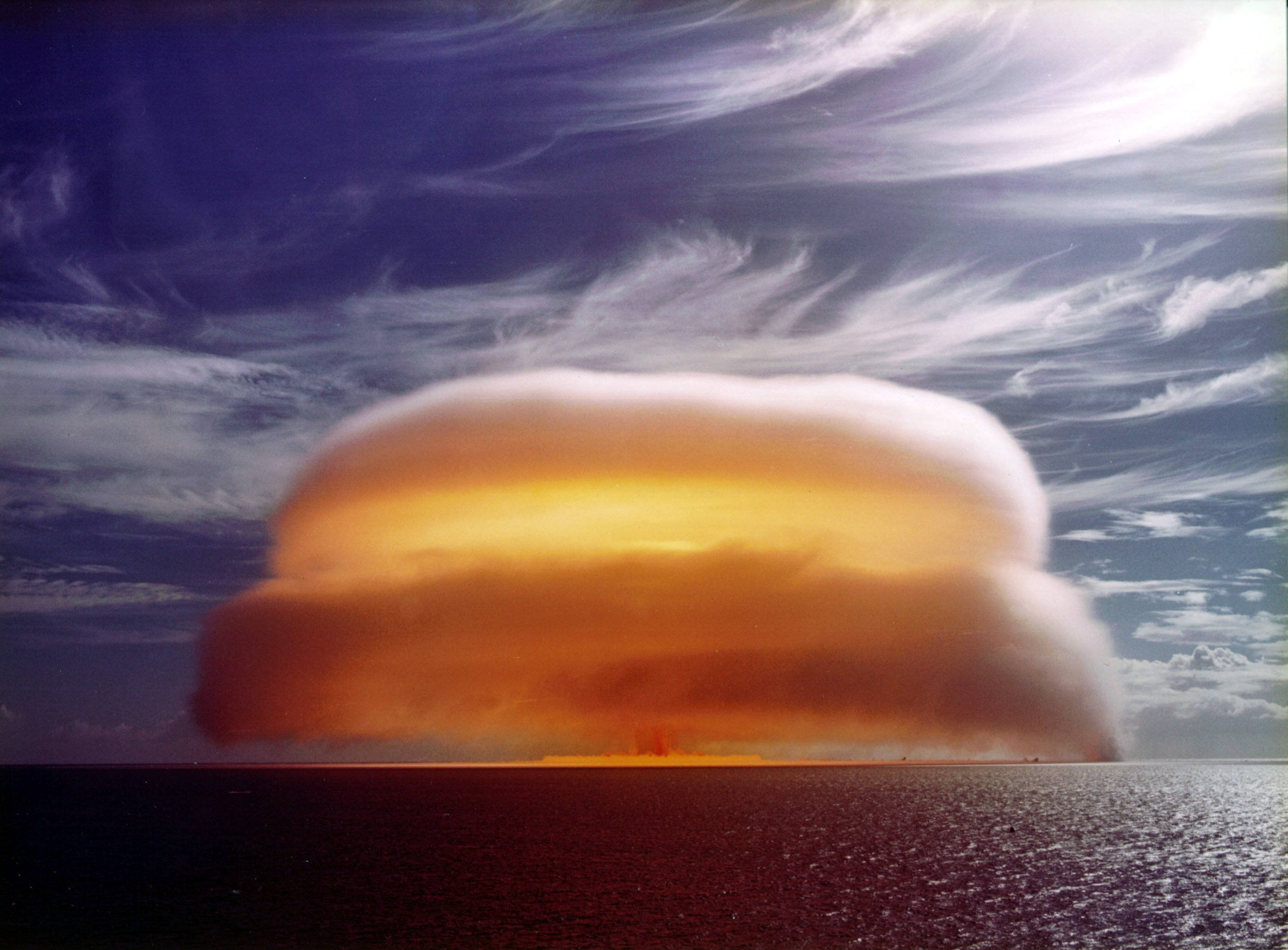 Водородная бомба видео. Ударная волна водородной бомбы. Термоядерная бомба Канопус. Взрыв атомной бомбы. Облако ядерного взрыва.