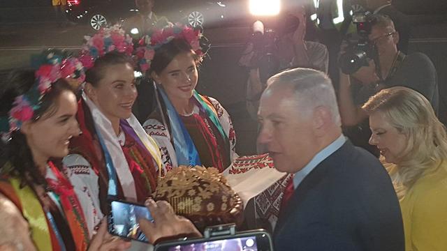 Запахло жаренным. Жена Нетаньяху устроила скандал в самолете и бросила хлеб-соль на землю по прилету в Киев