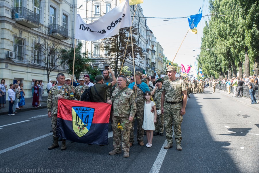 Марш 16. Совместный парад России и Украины. Украинский парад в Изюме. Бандерский парад Украина. Антироссийские шествие украинок.