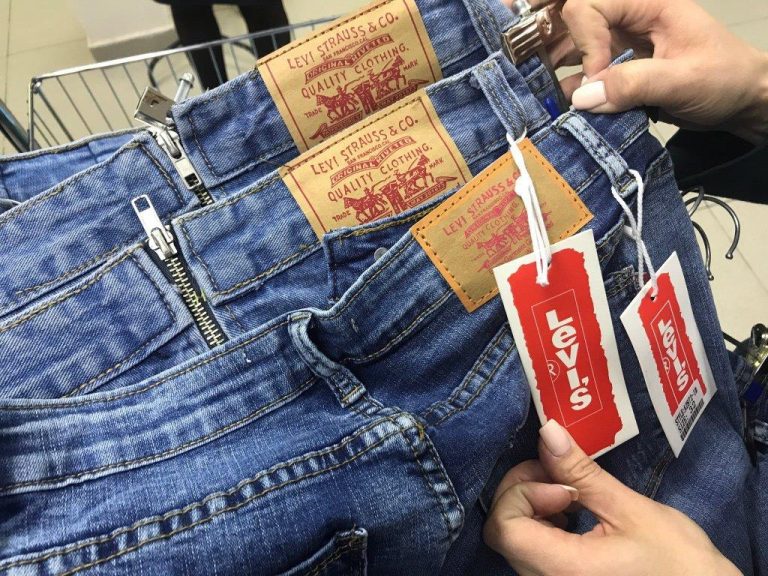 В Госдуме предложили штрафовать за ношение подделок «модных» брендов