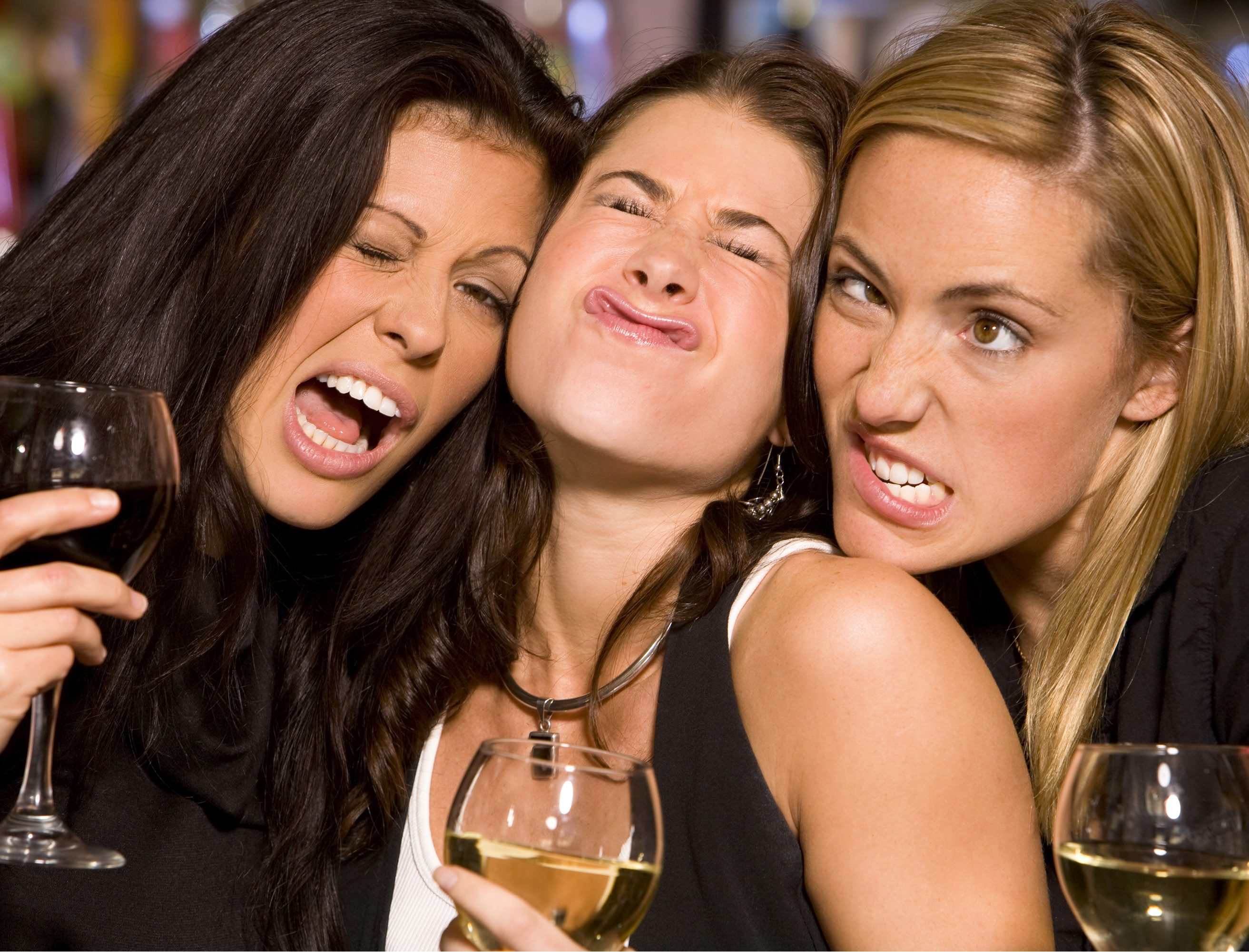 Три дуры. Девушка смеется. Подруги. Девушки выпивают. Подруги бухают.