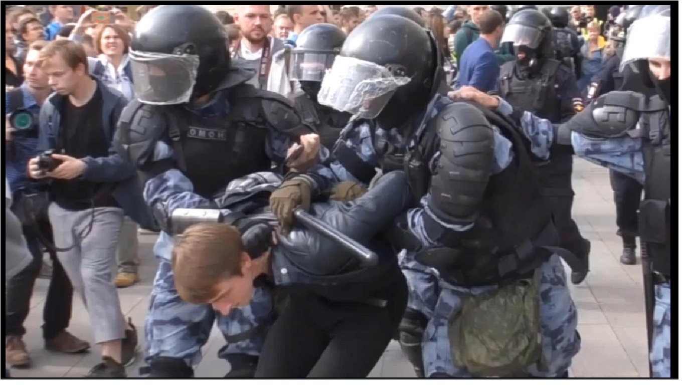 Павел Устинов был на всех митингах несистемной оппозиции в Москве. Доказательства в видео.