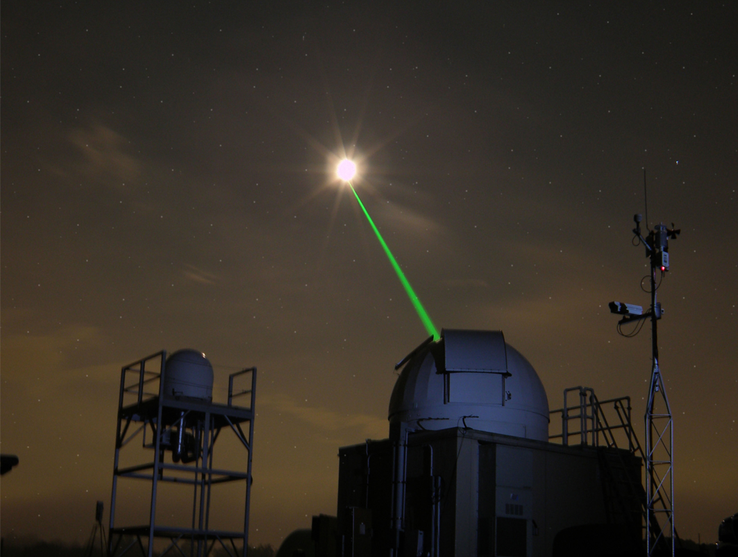 С помощью спутников. Телескоп лазерный Луч. Спутник с лазером. Лазерное космическое оружие. Телескоп с лазером.