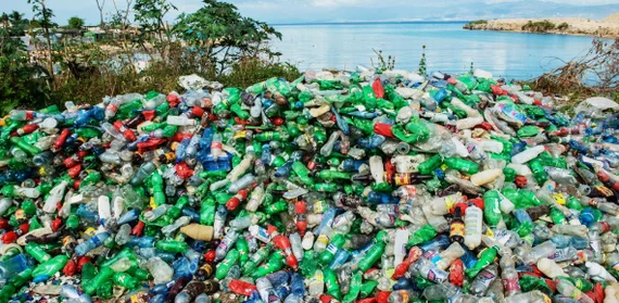 Ученые случайно создали фермент, который пожирает пластик.