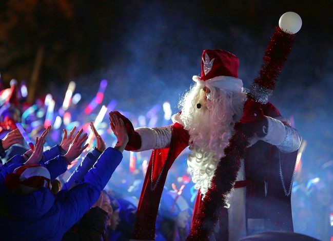 Делегация из 12 Дедов Морозов нагрянула в «Артек»