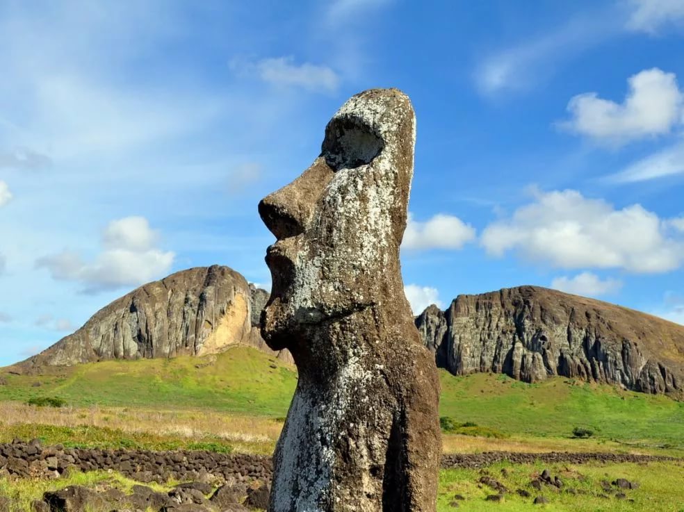 Каменные статуи острова пасхи страна. Цивилизация острова Пасхи. Остров Пасхи статуи. Неизвестные статуи на острове. Знаменитая каменная статуя.