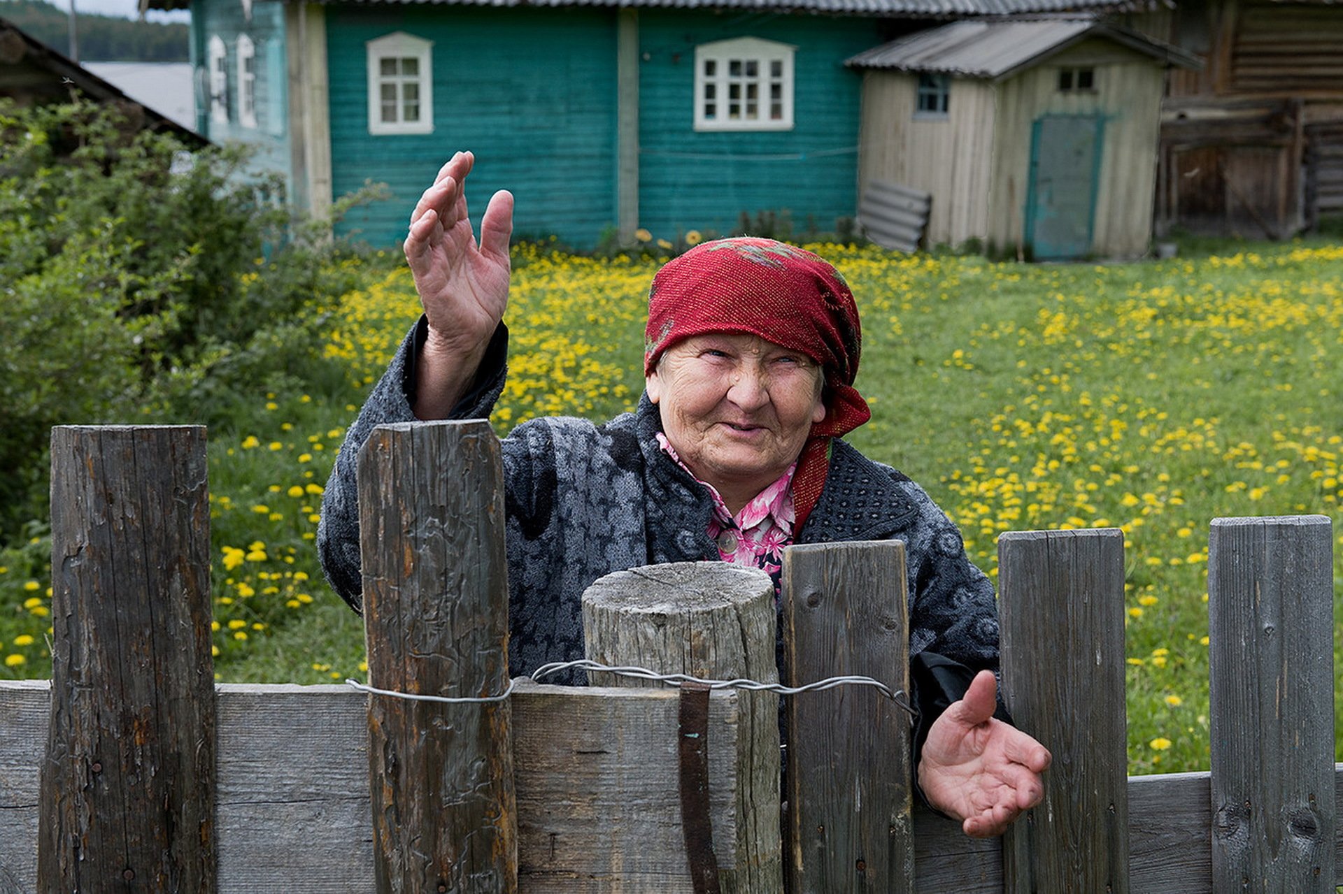 Тяжелая жизнь старых. Пенсионеры в деревне. Бабушка в деревне. Бабуля в деревне. Люди в деревне.