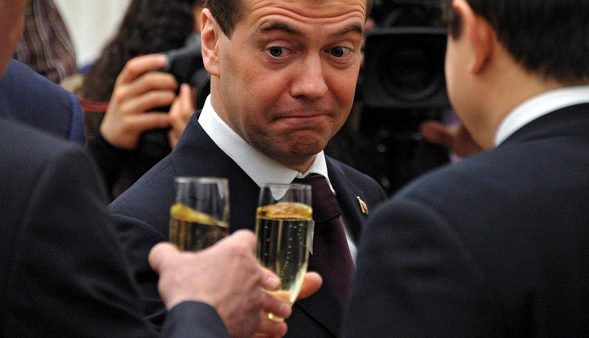 "Дима часто допивал за гостями из рюмок": Обиженная на Путина сенатор Нарусова, решила вспомнить грехи Медведева