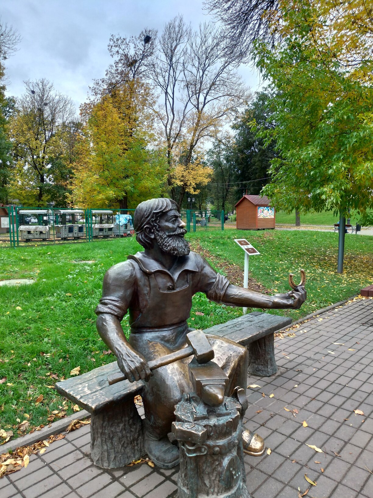 Скобари. Памятник скобарю Псков. Псковский Скобарь памятник. Памятник скобарю Псков зима. Памятник кузнецу Псков.