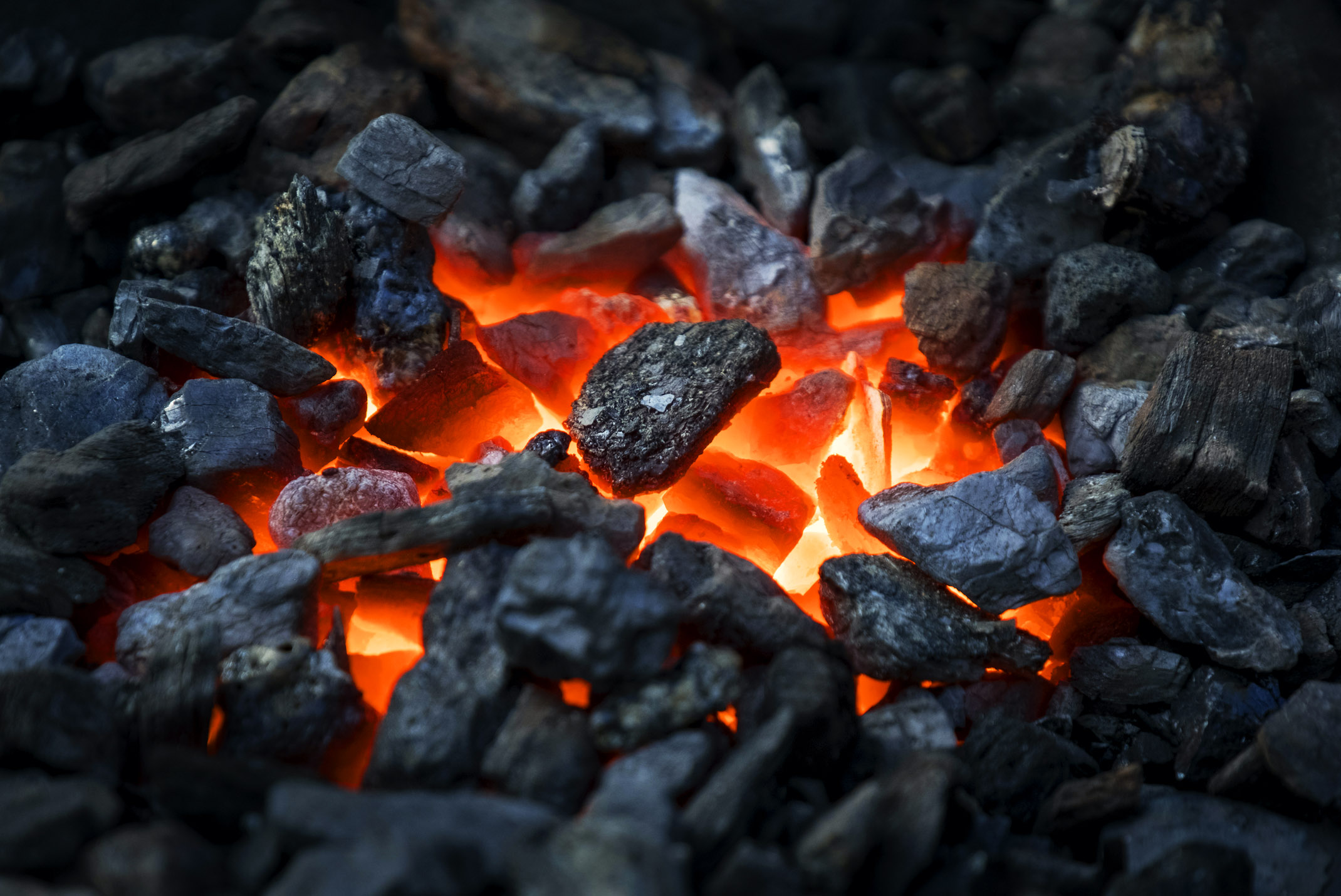 Сжигание смеси угля. Битуминозный каменный уголь. Красивый уголь. Уголь камень. Уголь для отопления.