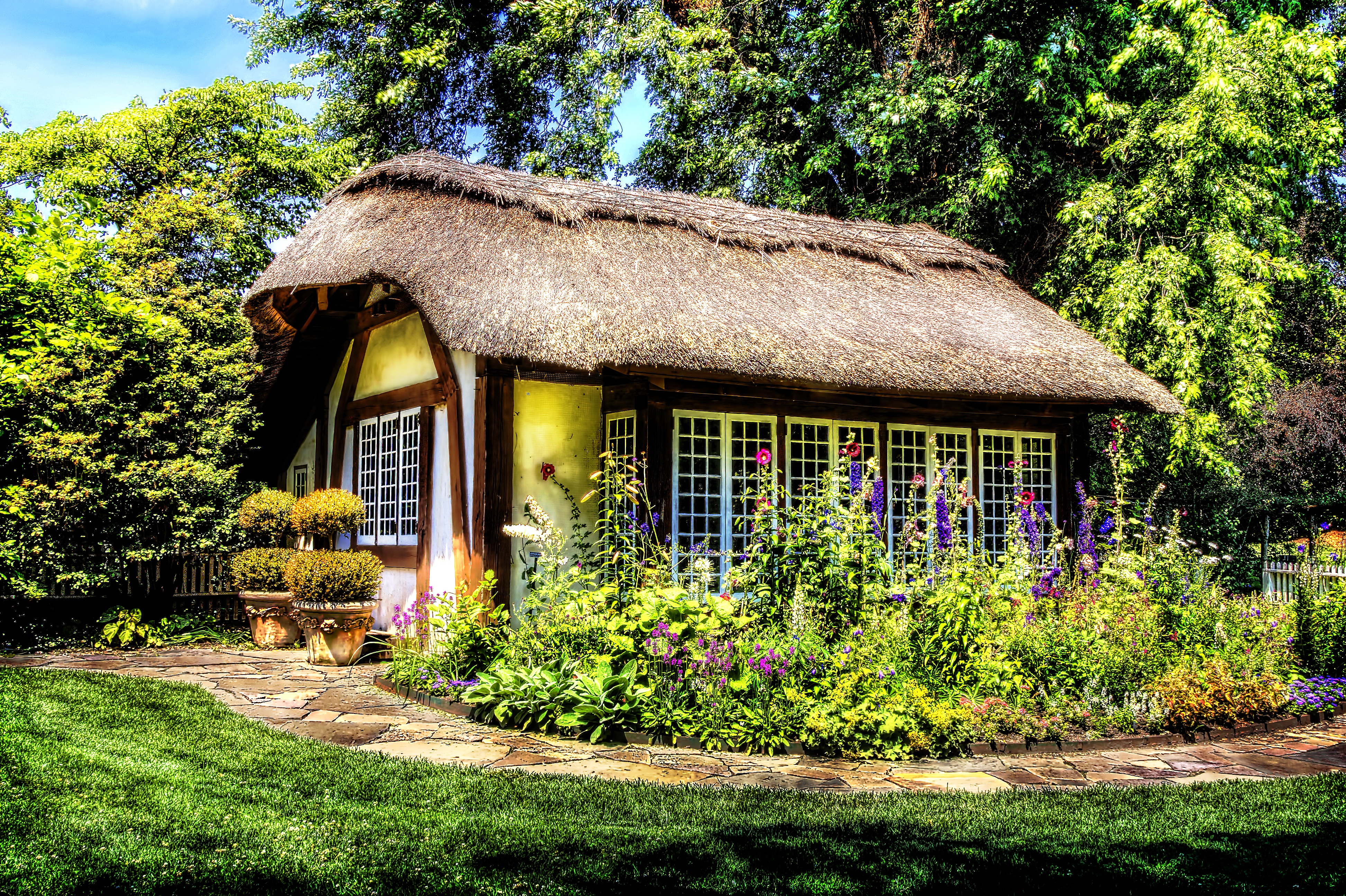 Flower house. Хижина с соломенной крышей. Деревенский домик. Красивый деревенский домик. Красивый дом в деревне.