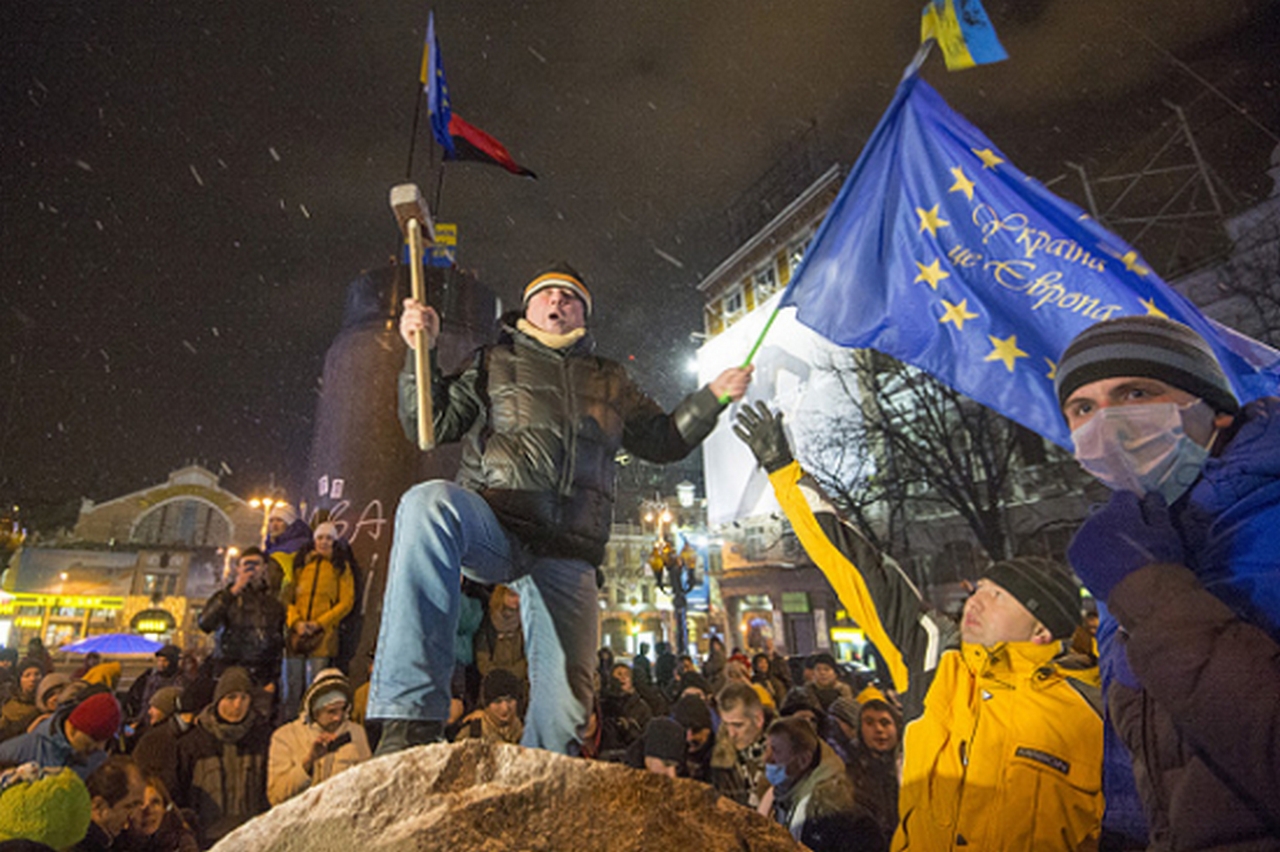 Европа против украины. Русские на Майдане 2014. Флаги Украины на Майдане 2014. Украина цэ Европа Европа. Скачут на Майдане.