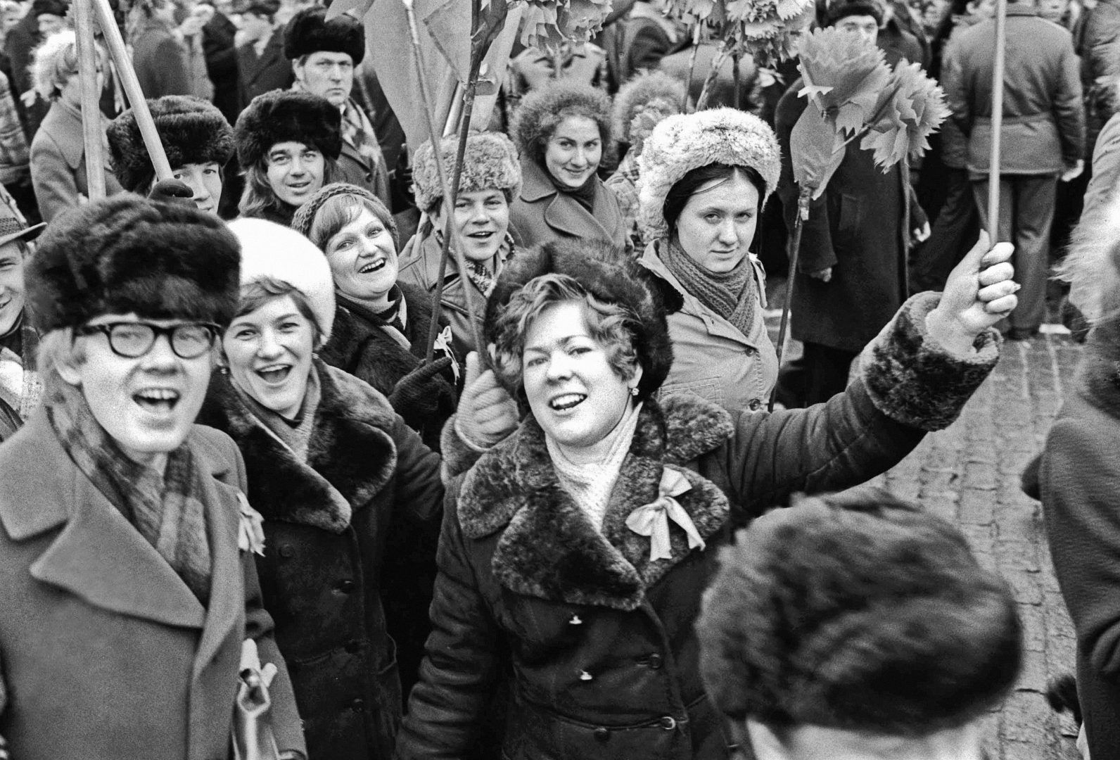 Чем советские люди отличались. Демонстрация 7 ноября в СССР. Советские люди. Радостные советские люди. Советские люди улыбаются.