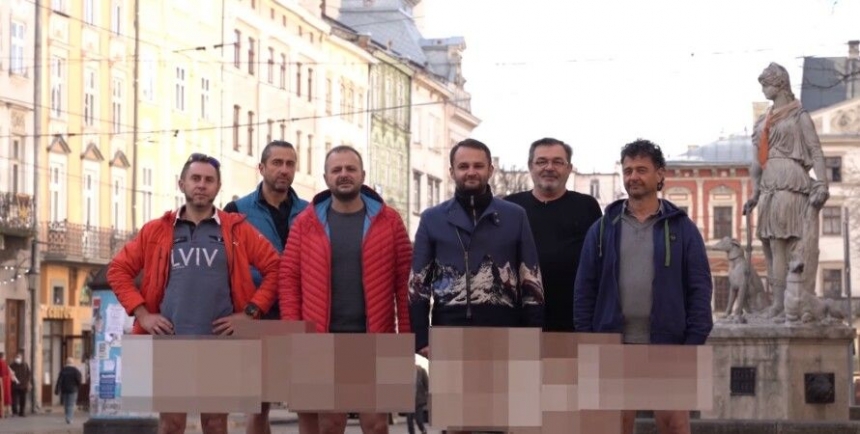 Дикие люди: во Львове рестораторы записали видеообращение, при этом штанов на них нет!