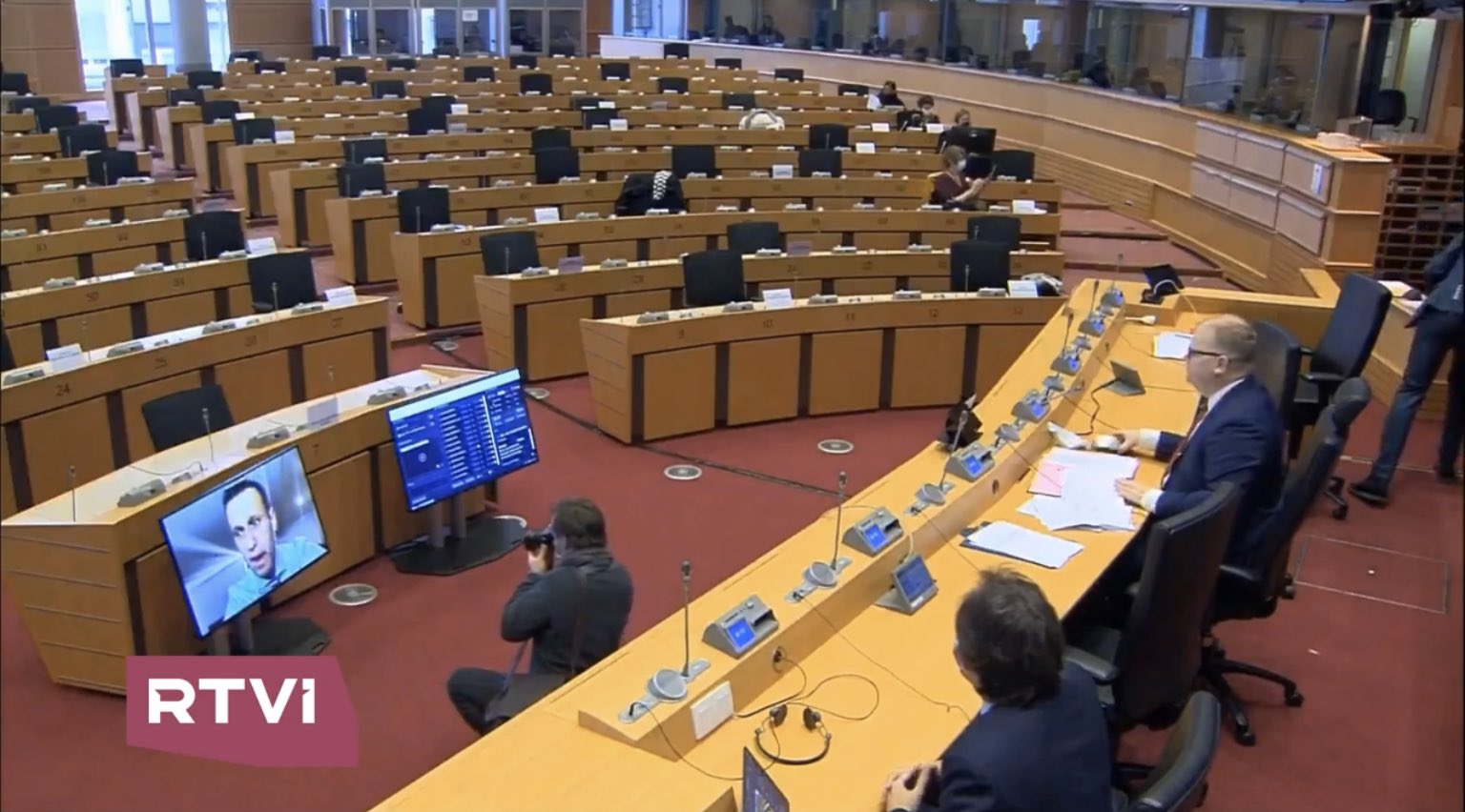 В пустом зале Европарламента дохли на лету поздние мухи...(с)