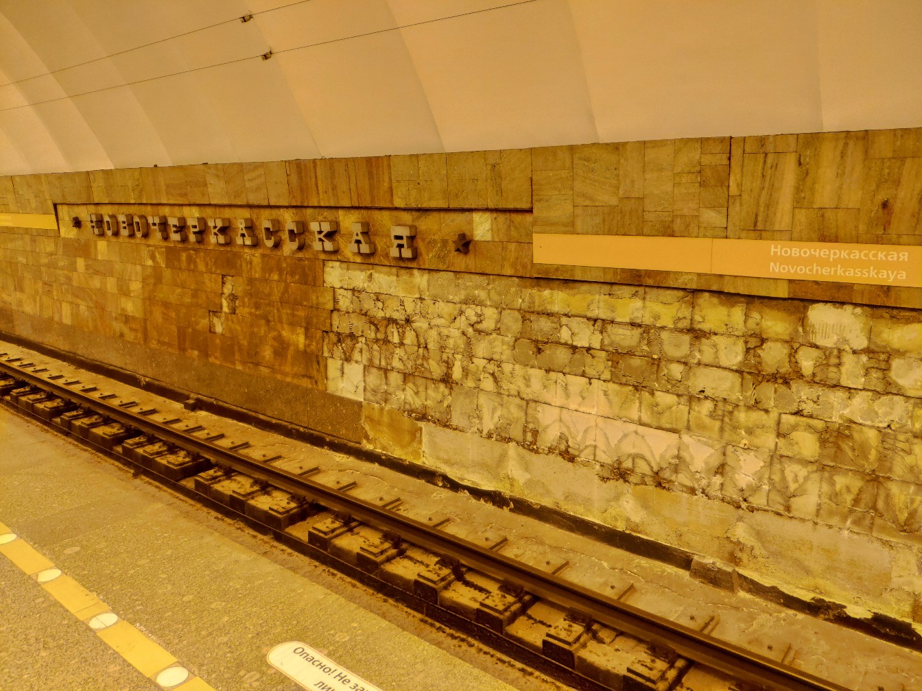 Новочеркасская saint petersburg metro. Новочеркасская станция метро. Новочеркасская станция метро Санкт-Петербург. Новочеркасская станция метро 000. Станция метро Новочеркасская СПБ.