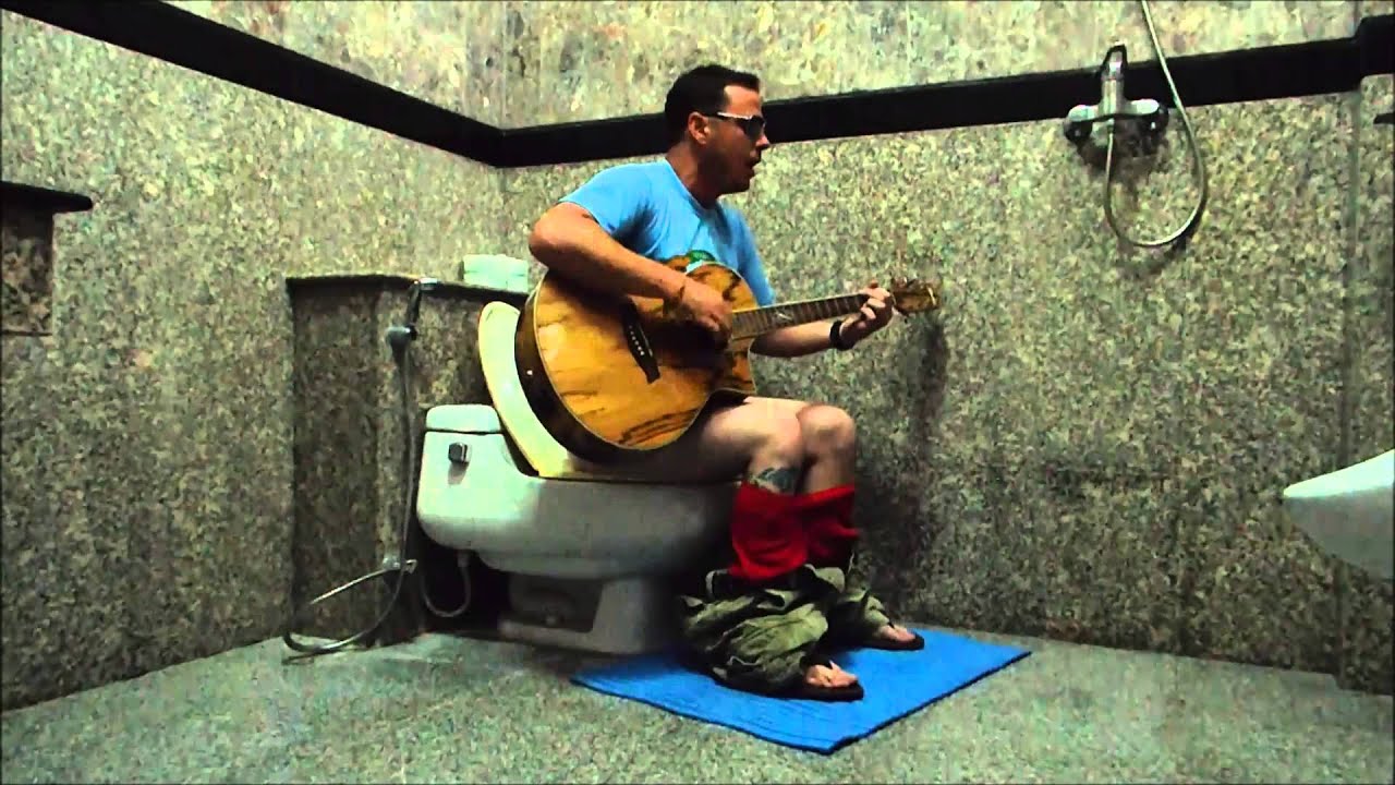 Вышел из туалета песня. Гитара унитаз. Колонка с музыкой в туалете.