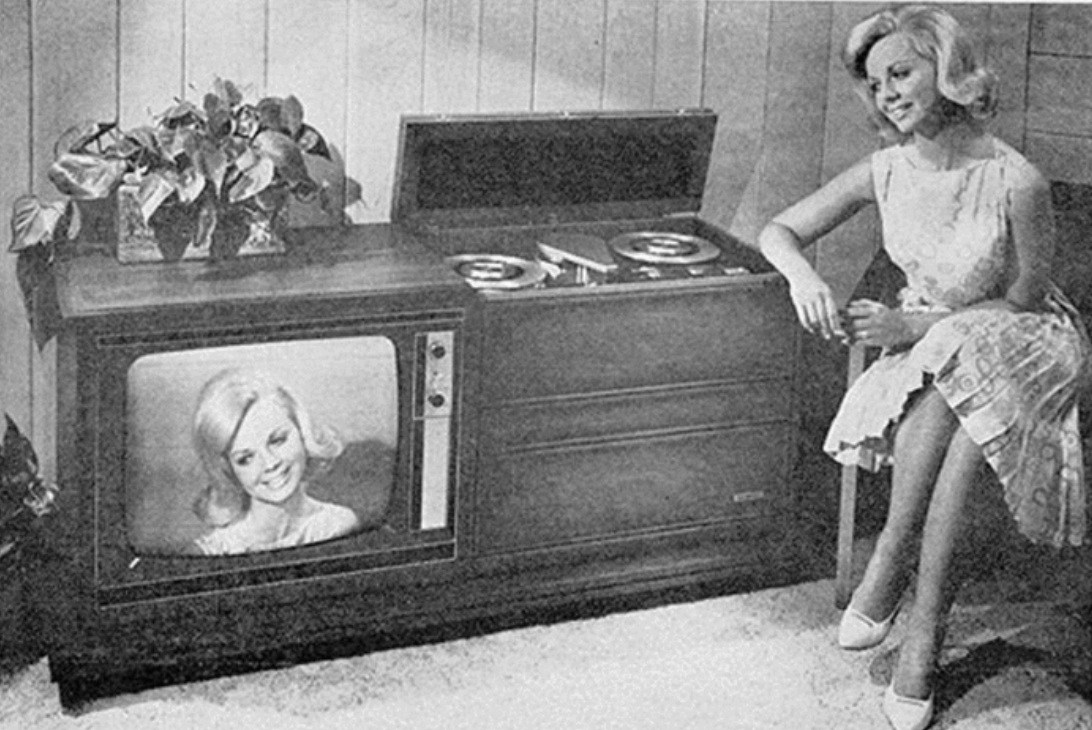 Первый плоский телевизор. 1956 Компания Ampex продемонстрировала первый в истории видеомагнитофон. Первый в истории видеомагнитофон Ampex. Первый видеомагнитофон Sony. Ampex VR-1000 первый видеомагнитофон.