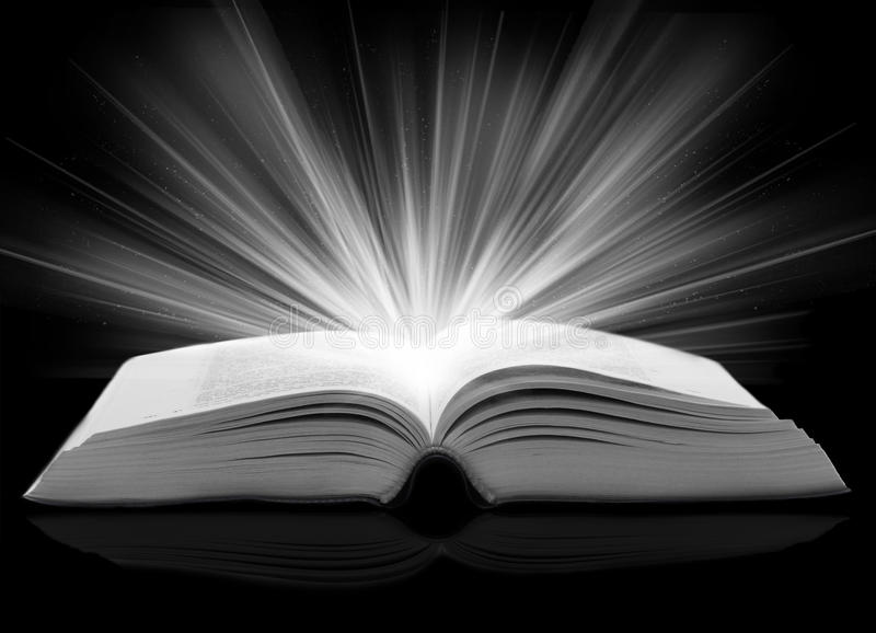 Быть как открытая книга. Открытая книга. Раскрытая книга. Красивая открытая книга. Библия раскрытая свет.