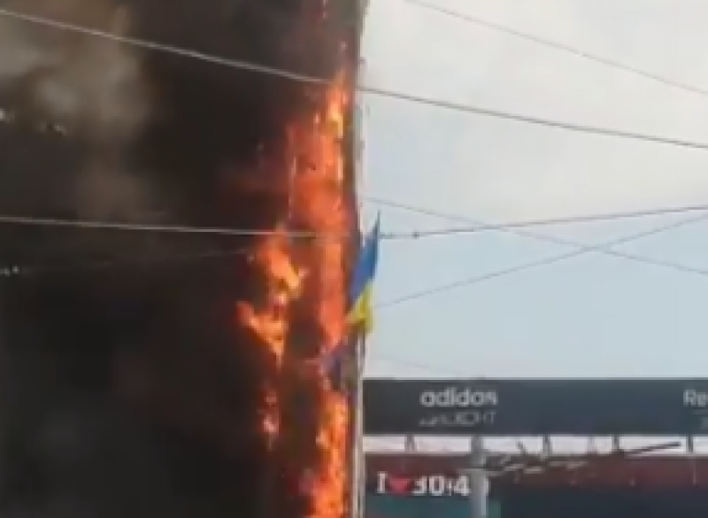 В ходе побоища на рынке Харькова сгорел флаг Украины!
