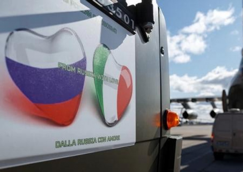 Граждане Италии в знак благодарности заменяют флаги ЕС на триколор