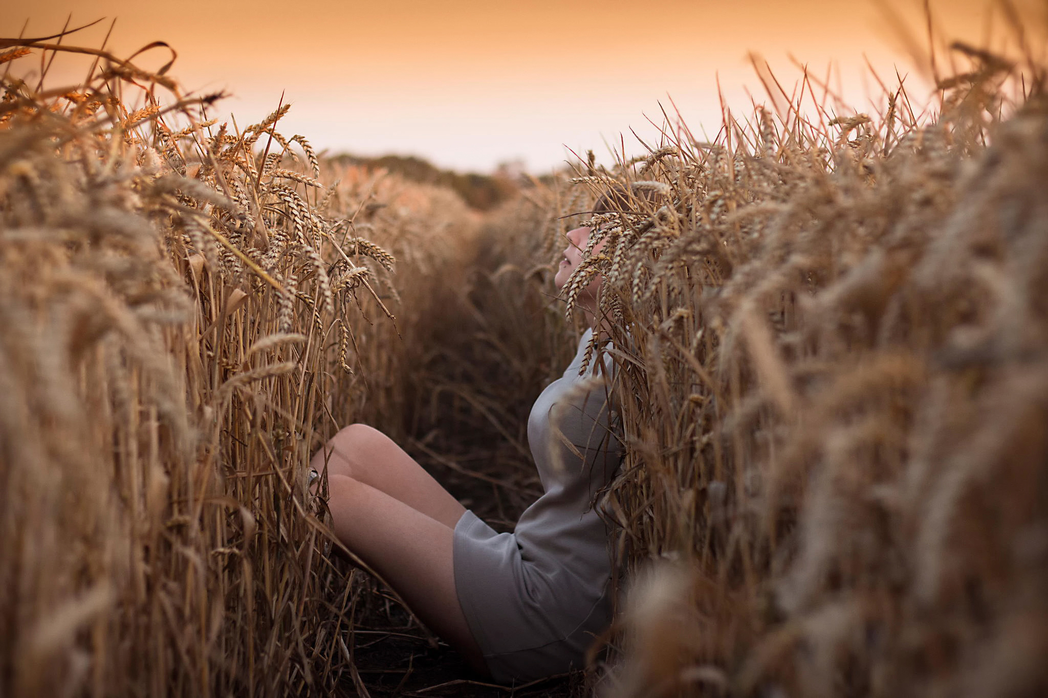 На сене лежит сама. Девушка в поле. Фотосессия в поле. Фотосессия в пшеничном поле. Женщина в пшеничном поле.