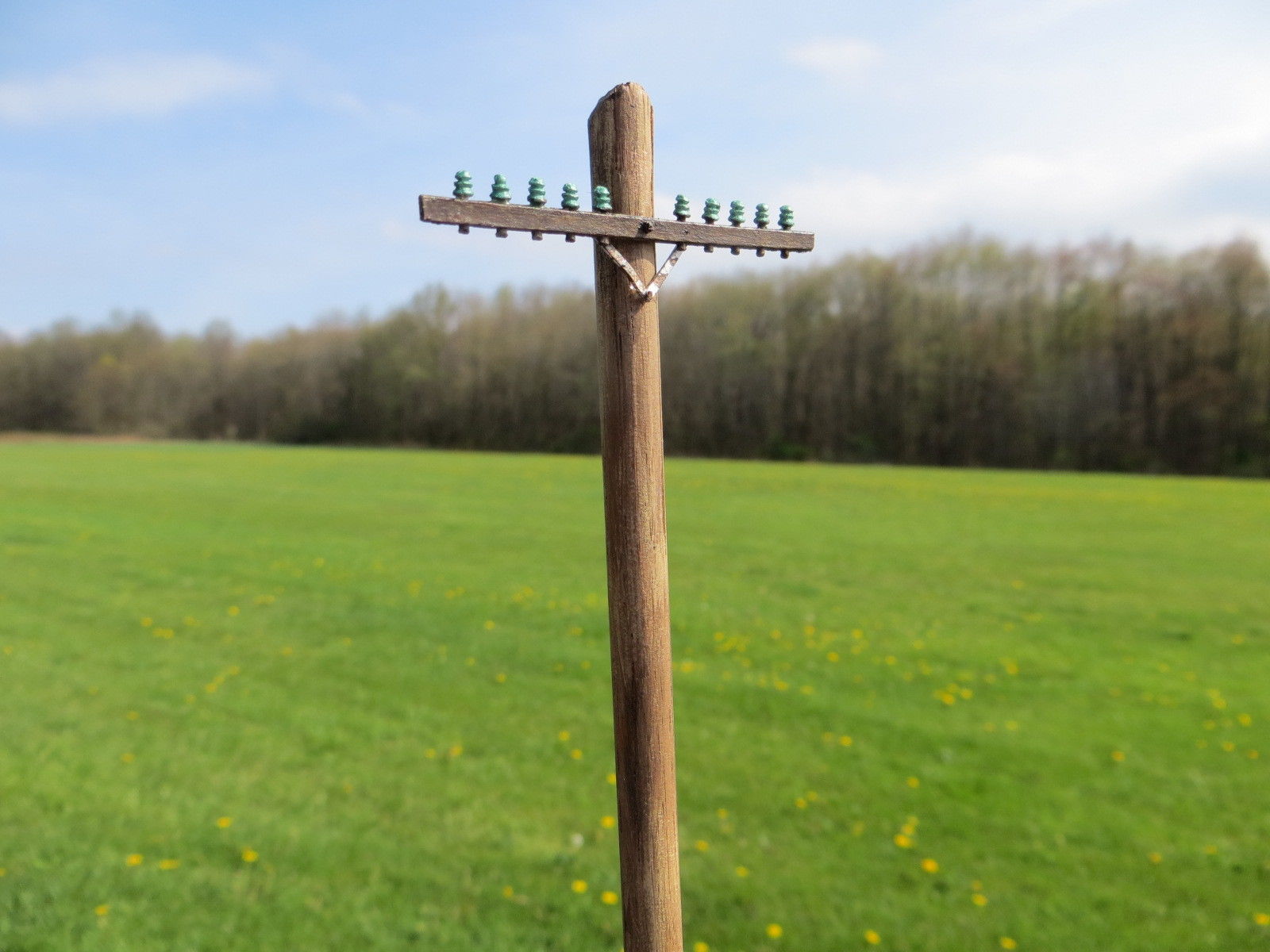 This telephone pole looks different. Телеграфный столб. Телеграф столб. Бетонные телеграфные столбы. Металлические телеграфные столбы.