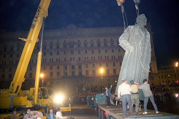  Почему памятник Дзержинскому,именно сейчас , должен быть возвращен на постамент