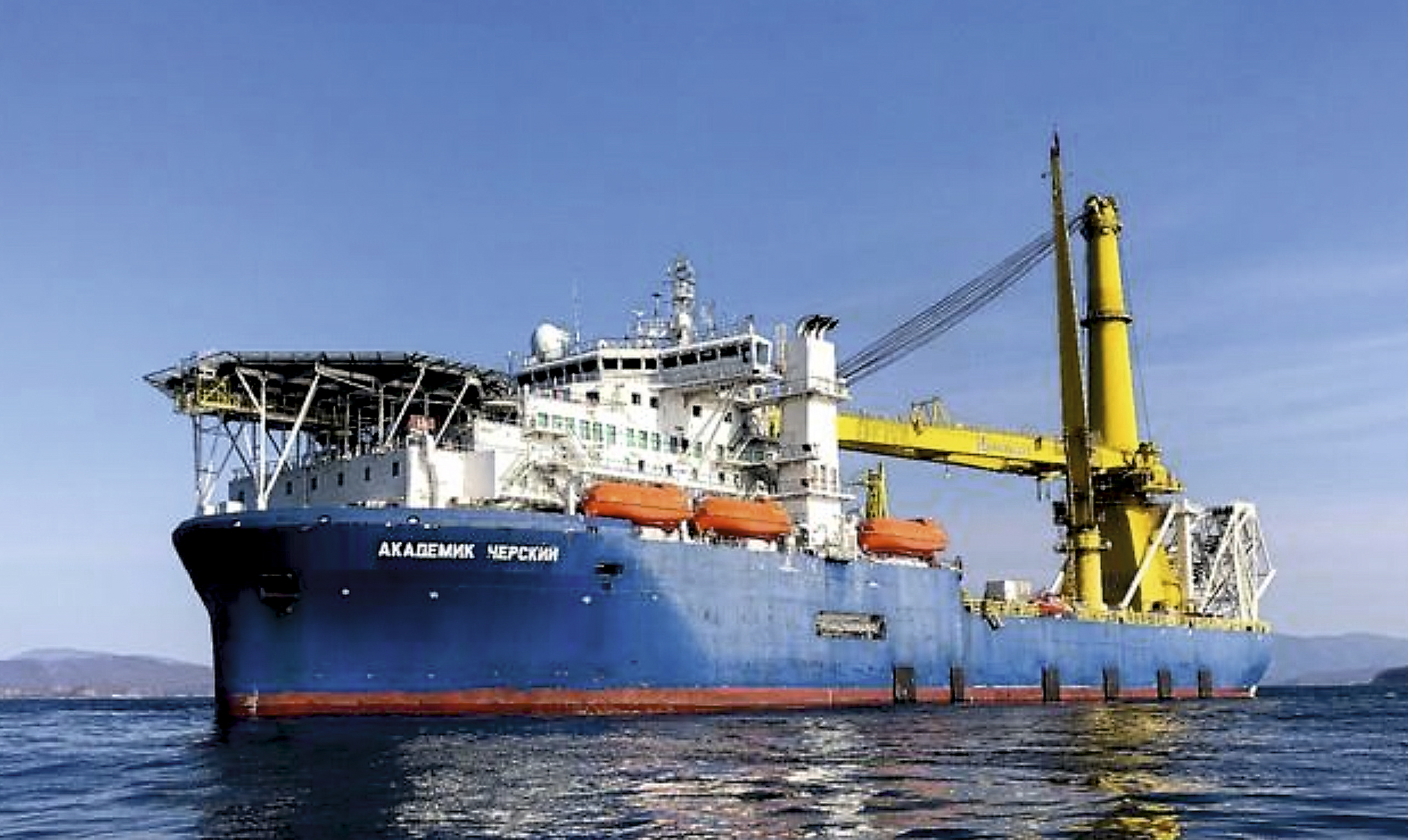 Трубоукладчик «Газпрома» пошел в Европу в сопровождении боевых кораблей