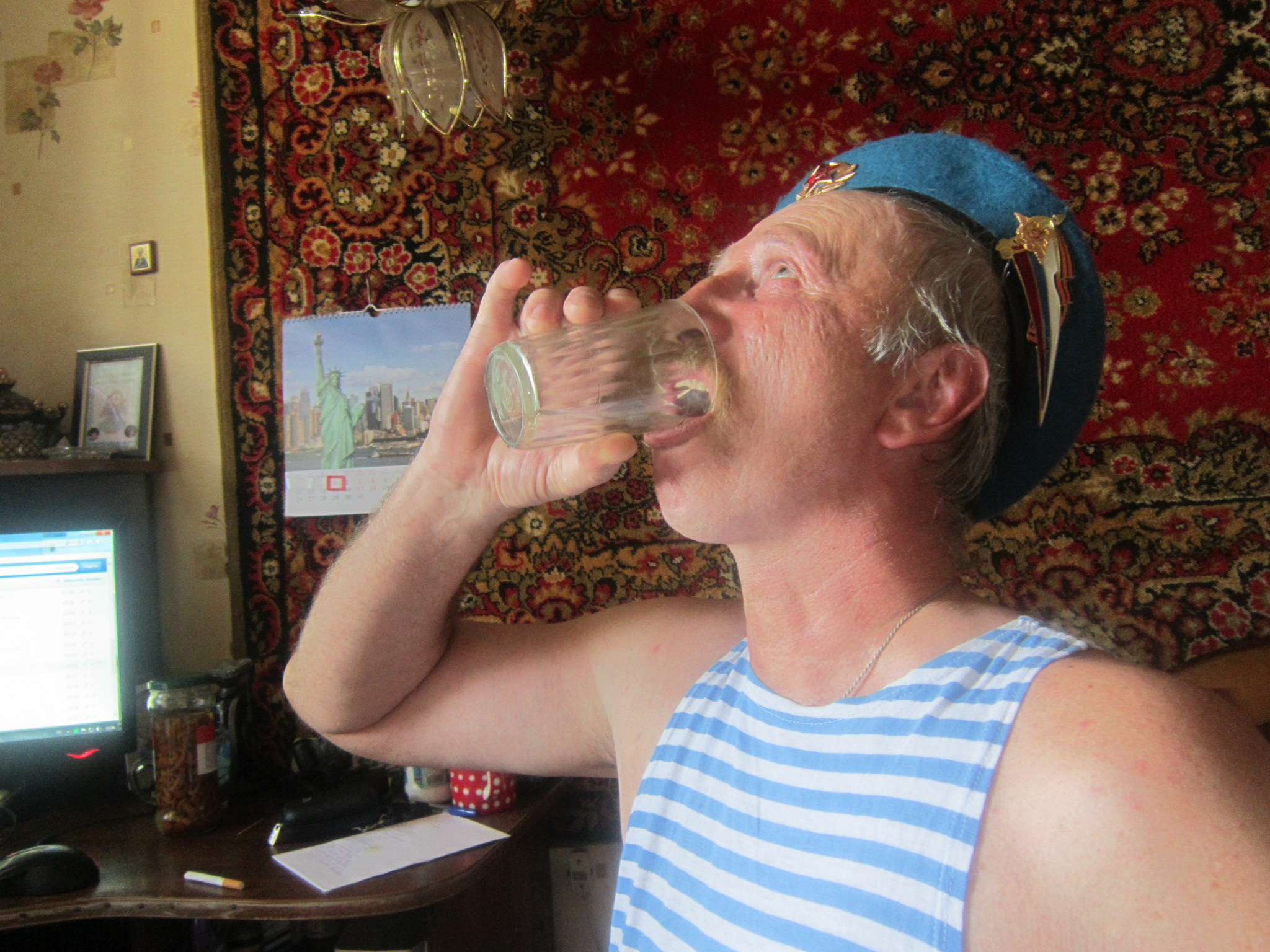 Русские мужики пьют. Дед пьет.