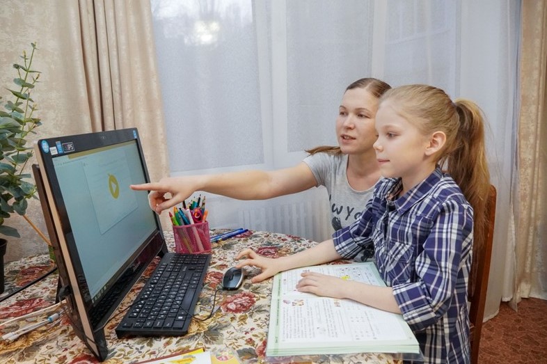 В период карантина по коронавирусу для российских школьников запустили обучающие онлайн-платформы
