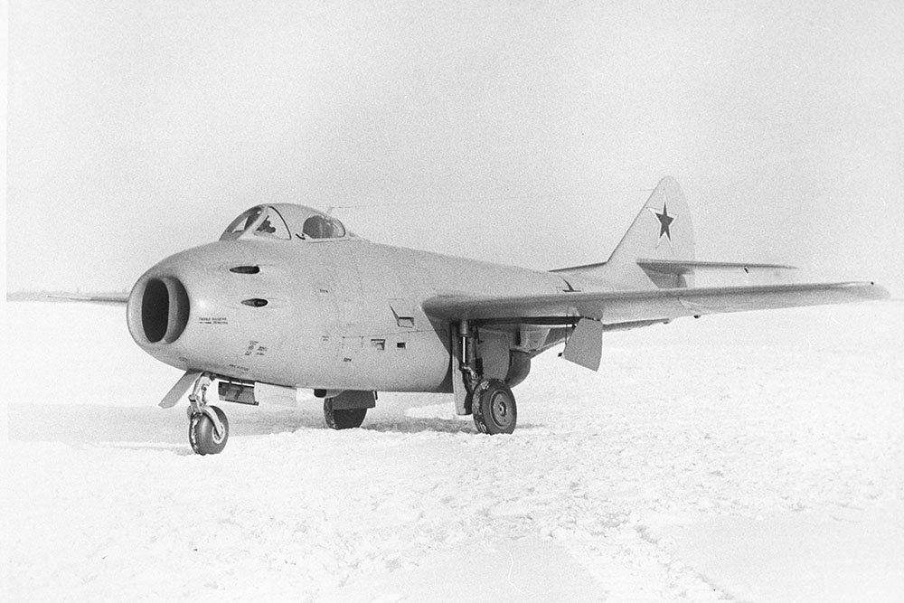 Советские реактивные самолеты. Миг-9 истребитель. Истребитель-перехватчик миг-9. Миг-15 реактивный самолёт. Советский истребитель "миг-15".